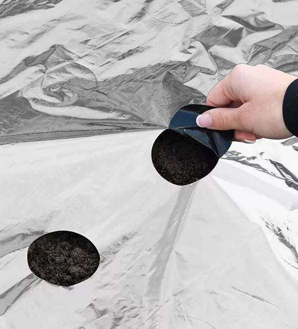 Univerzális fólia fekete-ezüst, minden növényhez, 0,95x5m, előrelyukasztott
